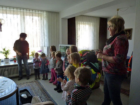 Die Kindergartenkinder der katholischen Kindertagesstätte St. Vinzenz besuchen die Geburtstagsjubilare